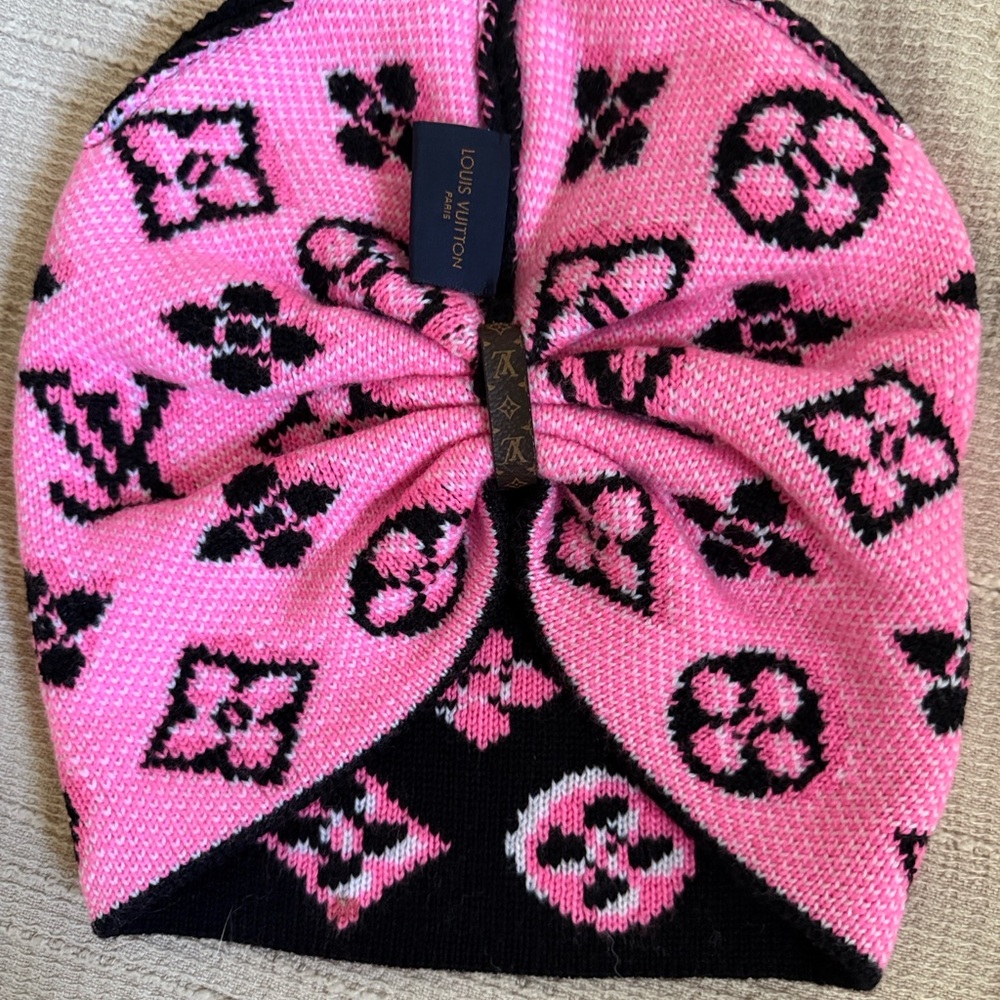Louis Vuitton Black and Pink “3D” Monogram Beanie and matching Gloves - Picture 4 of 8